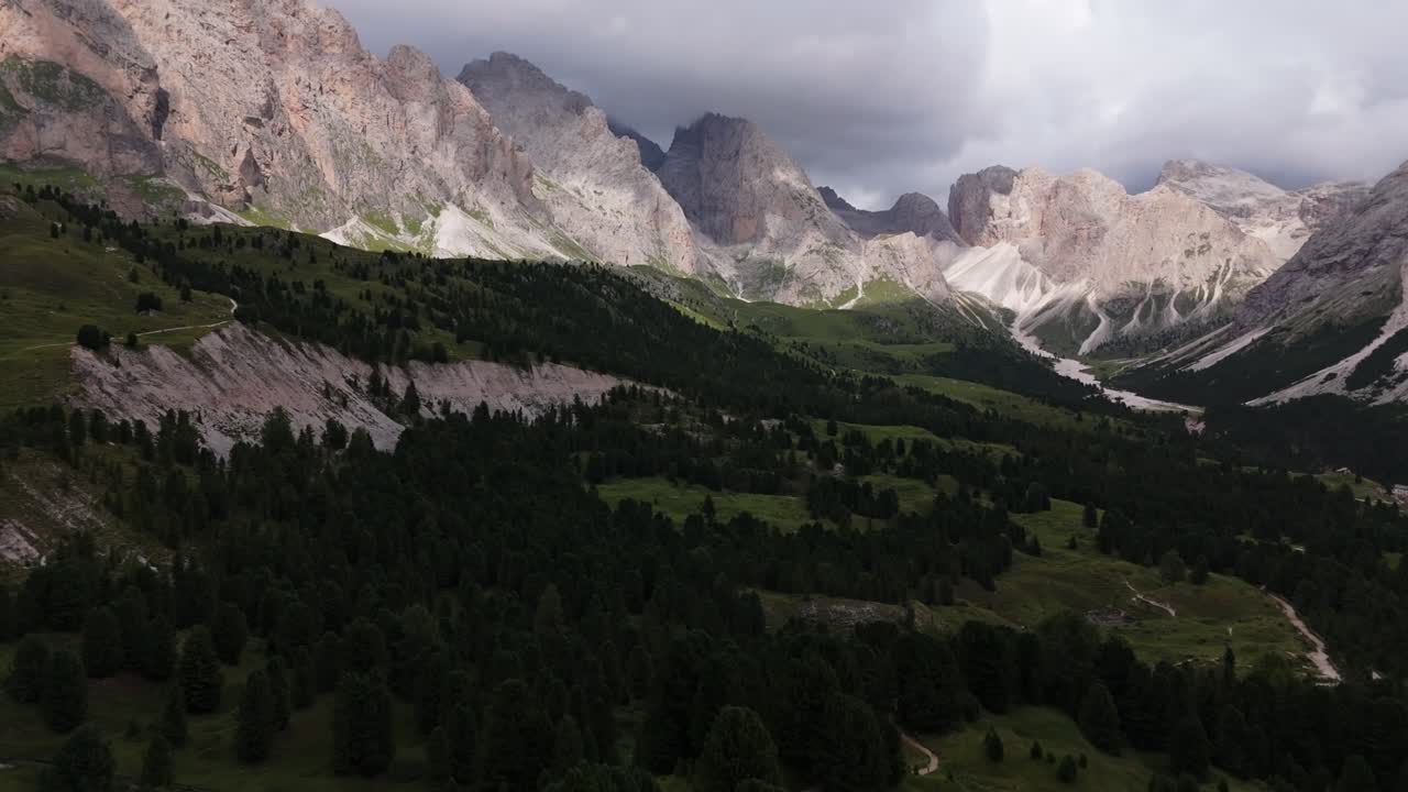 Droneoptagelser af Dolomitterne med dramatiske alpetoppe.