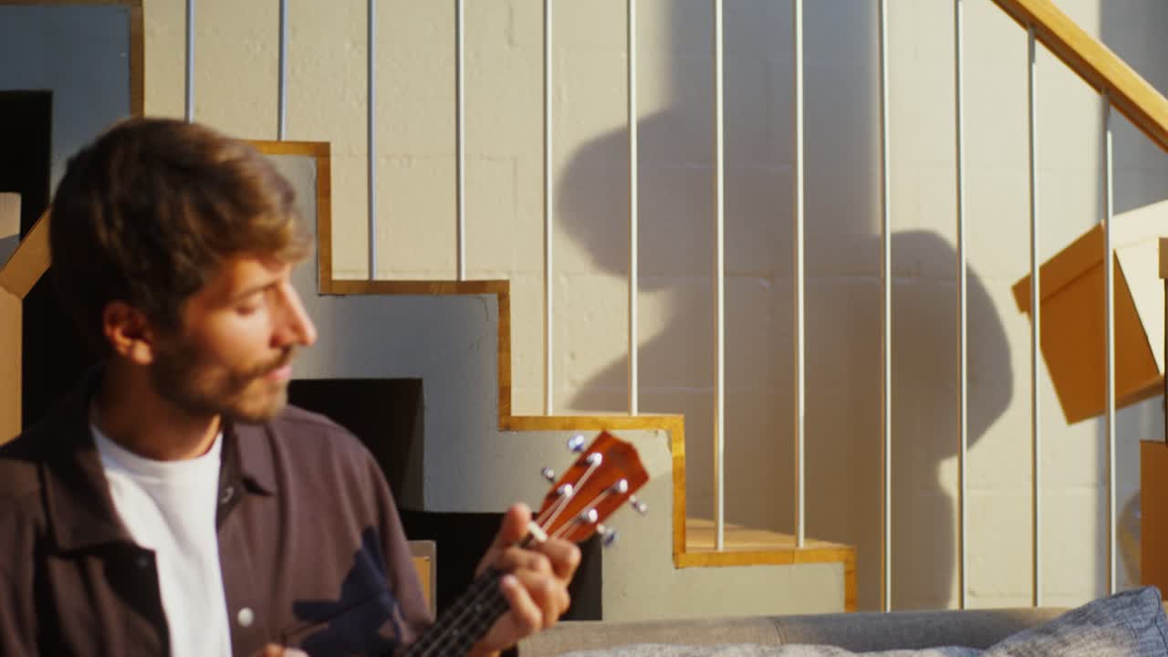 una pareja mudándose, vibraciones felices