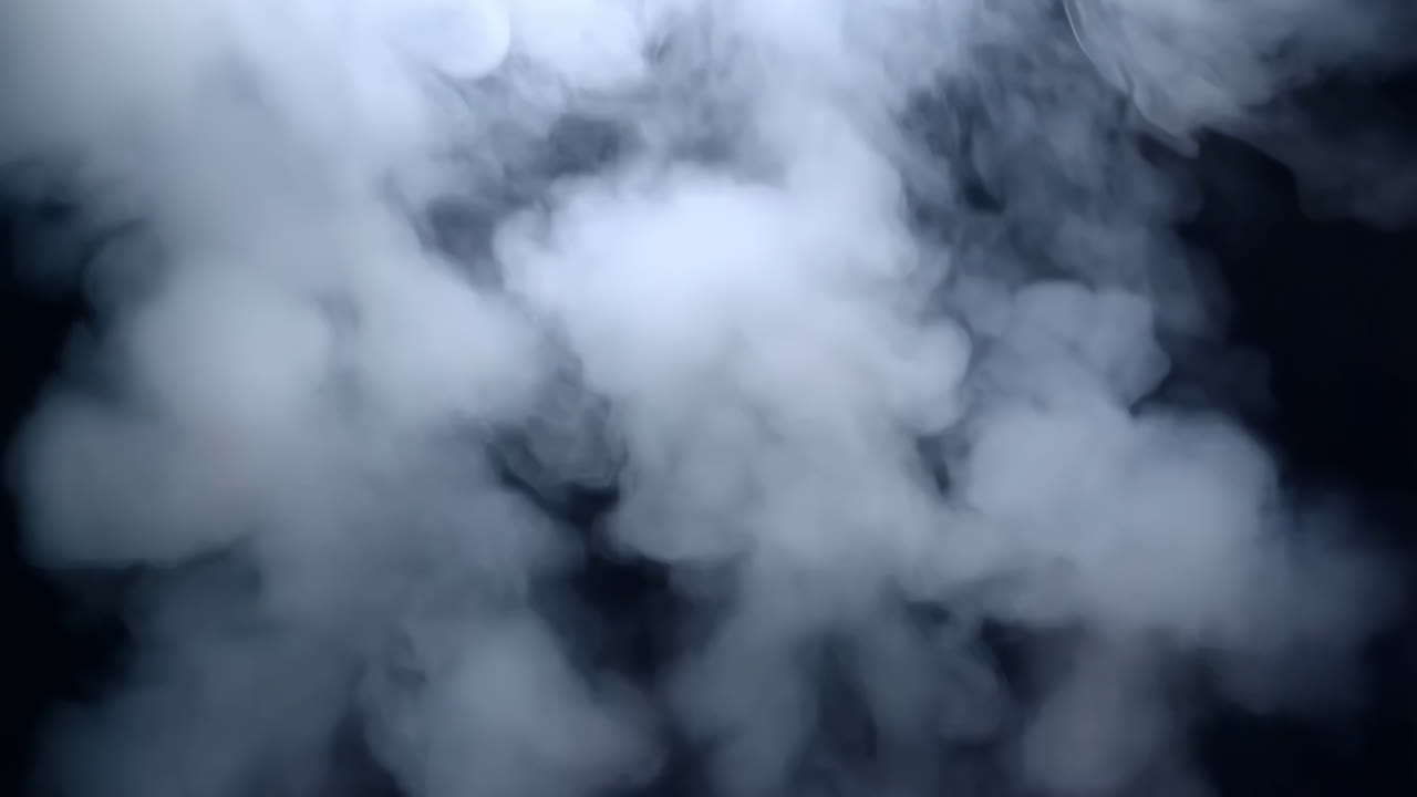 어두운 배경에 흰 연기