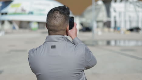 Feliz-Joven-Blogger-Del-Medio-Oriente-Grabando-Video-Con-Teléfono