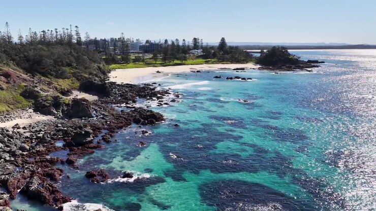 Ripresa aerea con drone di acqua turchese cristallina e coste rocciose a Port Macquarie, Australia