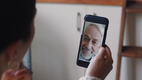 mujer joven usando un teléfono inteligente hablando en video con un abuelo sordo comunicándose usando lenguaje de señas gestos con las manos disfrutando de la comunicación en línea