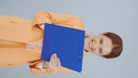el video vertical de la mujer de negocios se regocija.