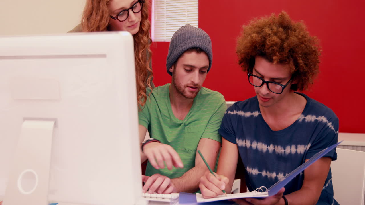 estudiantes de moda trabajando juntos