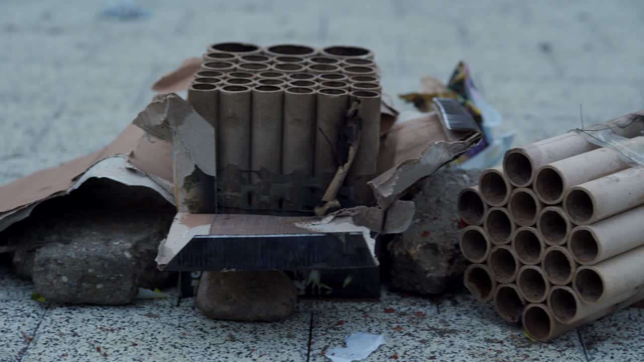 montones de fuegos artificiales usados en la calle después de cumpleaños, año nuevo, celebraciones de navidad.
