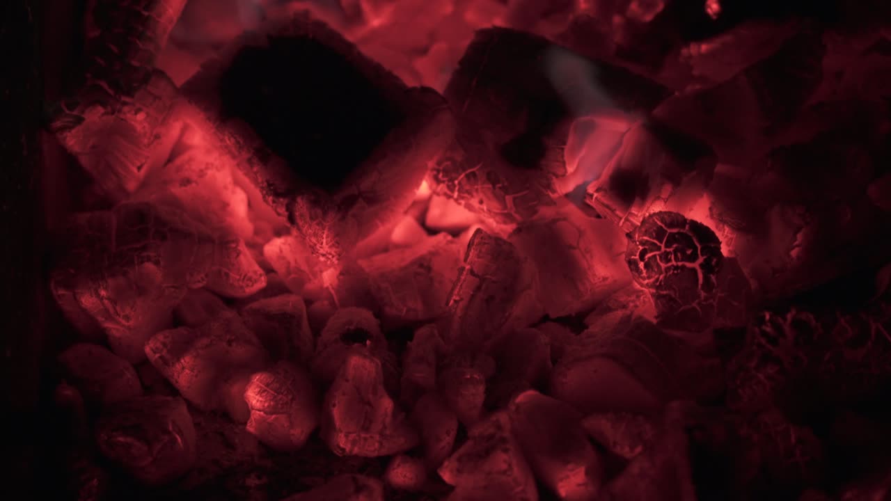 increíble vista caliente de la combustión del carbón