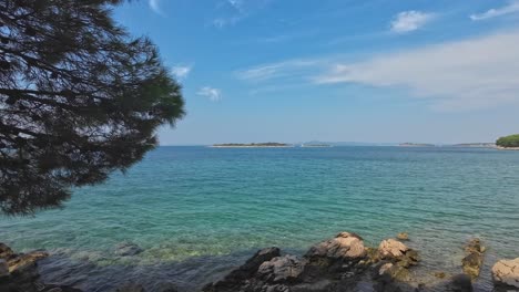 Vista-Panorámica-Del-Claro-Mar-Croata-Con-Islas-Al-Fondo