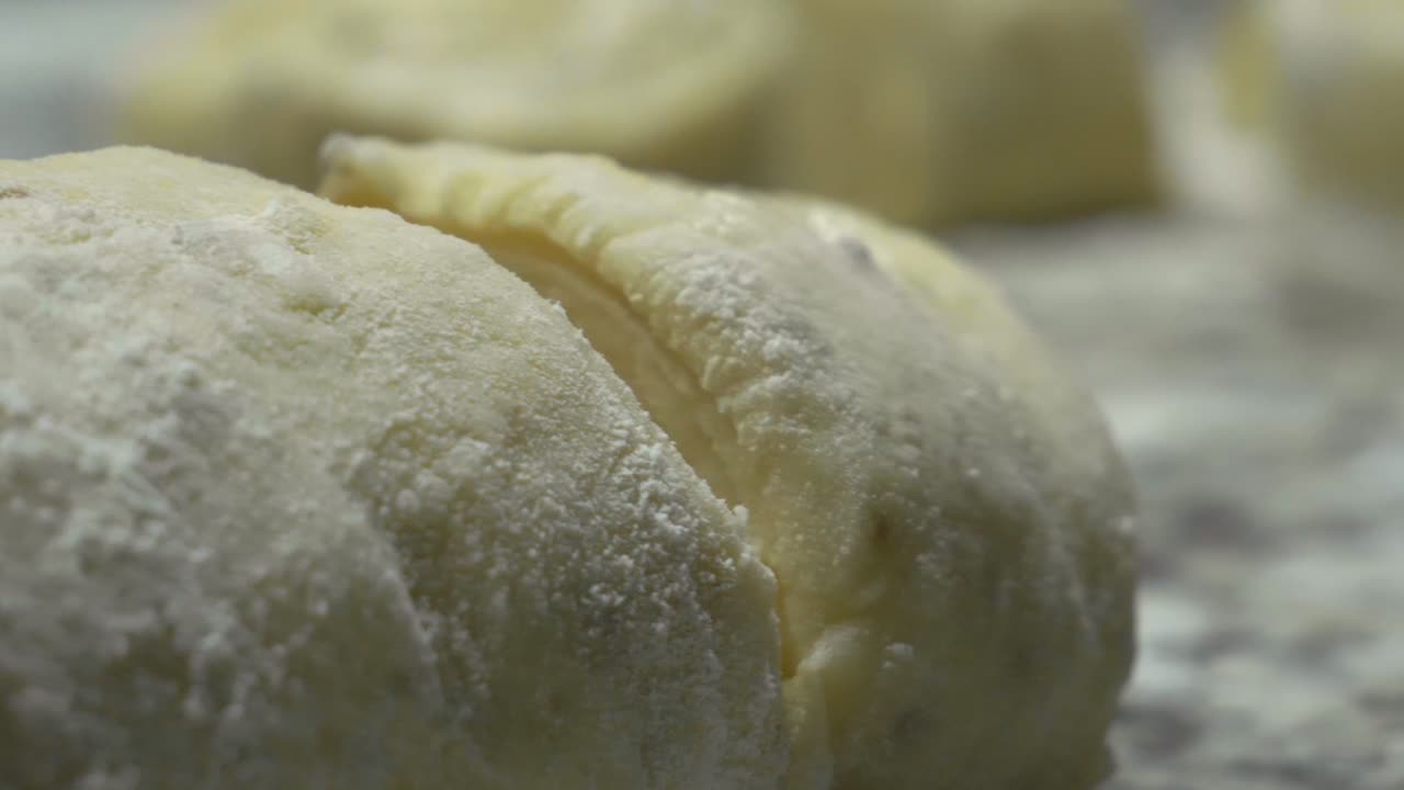 실로 빵 반죽을 천천히 자른다