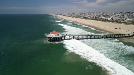 Drohnenvideo-Vom-Manhattan-Beach-Pier-In-Los-Angeles,-Kalifornien-An-Einem-Strahlend-Sonnigen-Tag