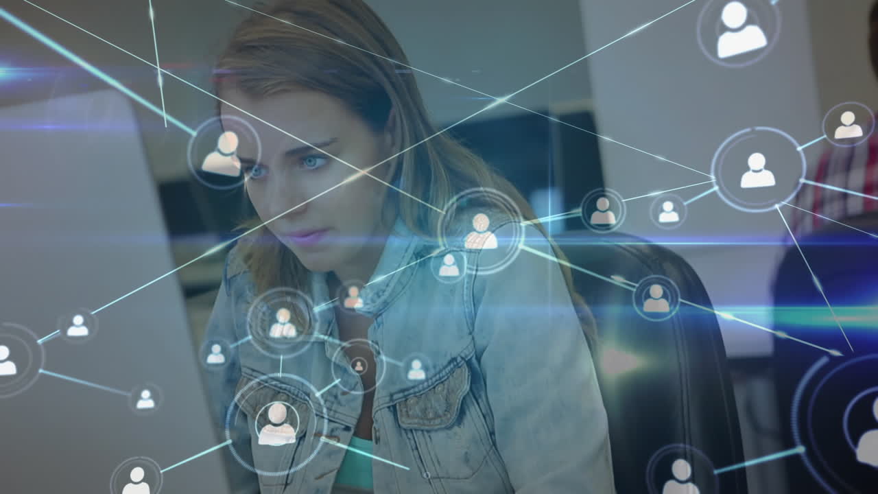 vídeo compuesto digital de la red de iconos de conexiones contra la mujer usando la computadora en la oficina