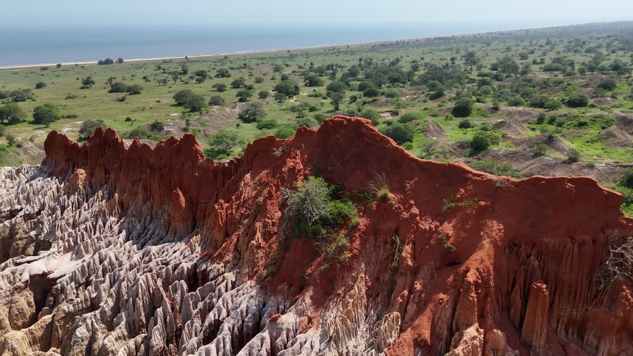 Belas Belediyesi, Luanda Bölgesi, Angola, Afrika’da bulunan Miradouro da Lua’daki (Ay Tepesi) canlı kırmızı kil uçurumlarının sinematik drone perspektifi