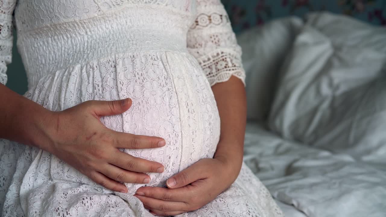 mujer embarazada feliz y esperando un bebé en casa.