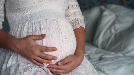 Glückliche-Schwangere-Frau-Und-Erwartetes-Baby-Zu-Hause.