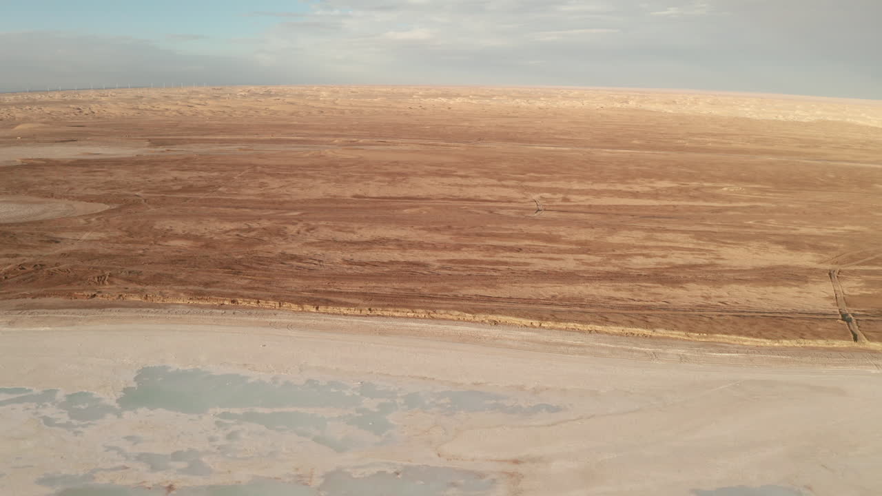 넓은 평야를 배경으로 한 소금 호수.