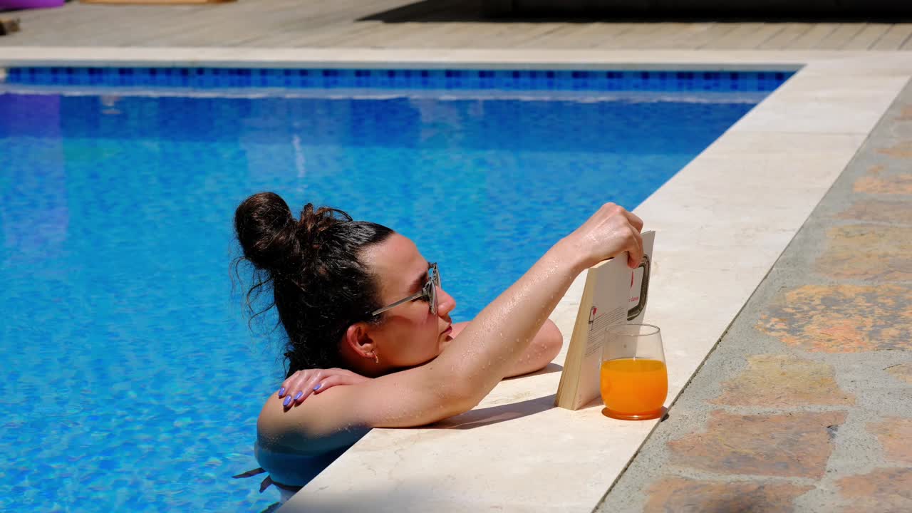 frau, die ein buch im pool liest