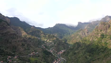 Malerische-Aussicht-Auf-Die-Berge-Rund-Um-Die-Stadt-An-Einem-Hellen-Tag-Auf-Der-Insel-Madeira,-Portugal