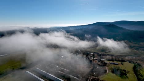 el condado de wilkes y las montañas con matorrales en nc, carolina del norte a través de la retirada de las nubes