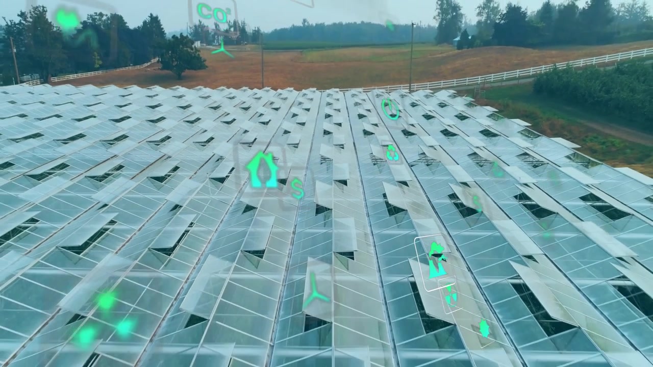 Apertura di un wireframe con icone verdi che avvia un'inclinazione della telecamera e si trasforma in un tetto solare su campi coltivati