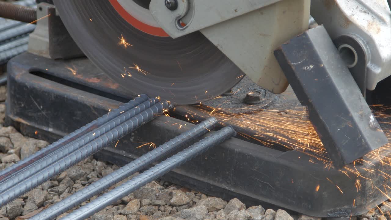 금속을 절단하는 도구 (grinder)