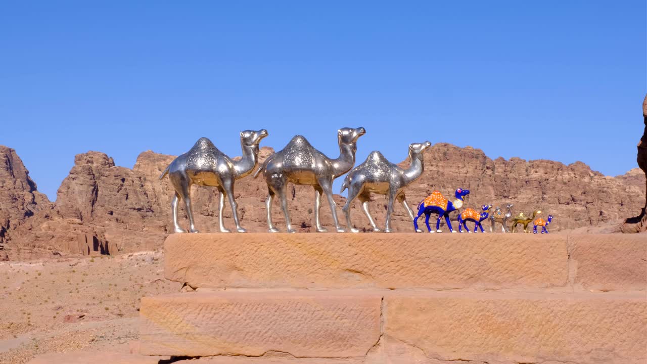 요르단의 인기 관광지인 페트라를 방문하는 관광객을 위한 기념품 낙타 선물 선택