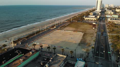 Empuje-Aéreo-Hacia-El-Campo-De-Voleibol-De-Playa-Durante-La-Hora-Dorada