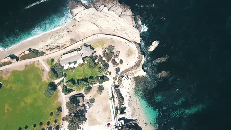 Rising-overhead-aerial-of-La-Jolla-Cove,-beach-and-ocean,-San-Diego