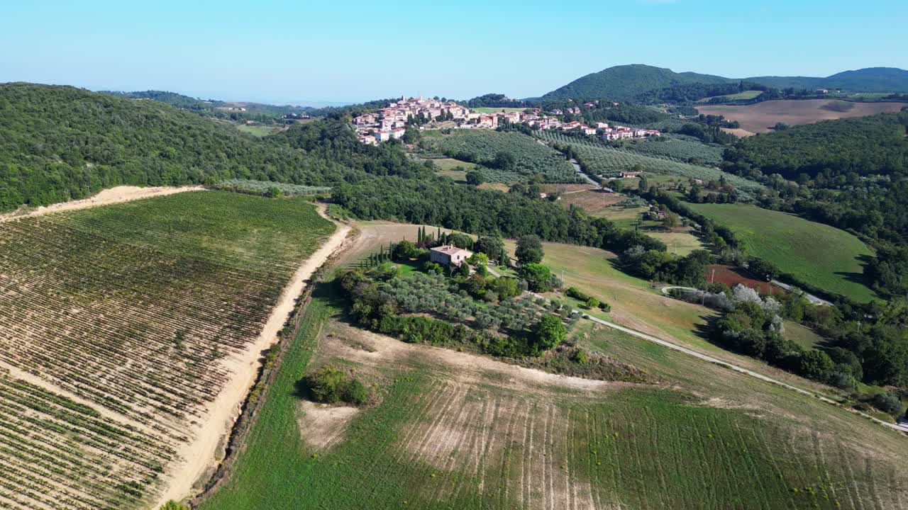 paisaje de la casa del pueblo, otoño toscana italia