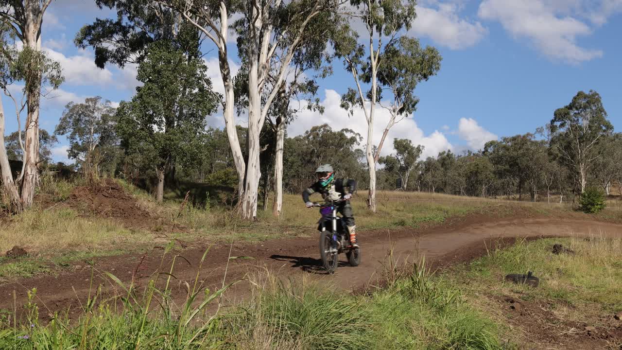 los motociclistas navegan por un sinuoso camino de tierra