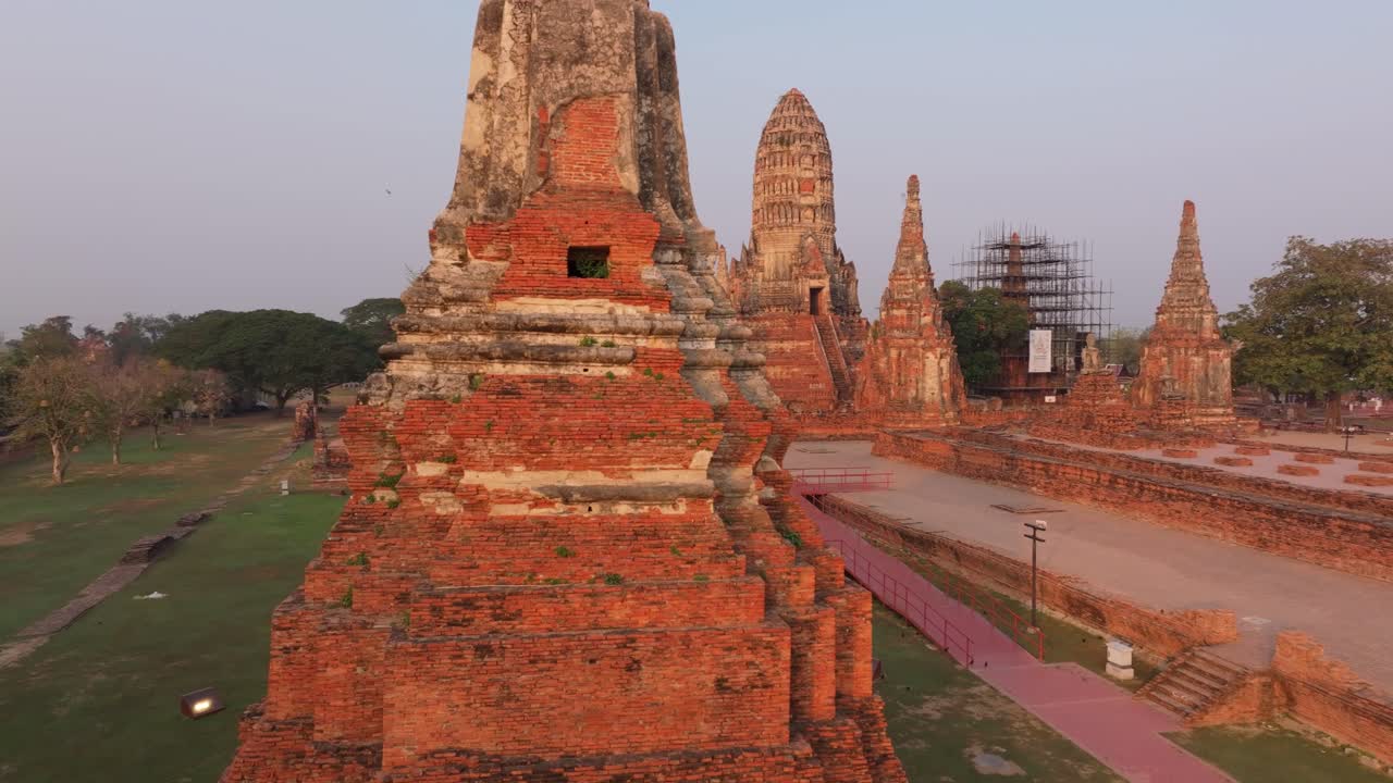 Ilmakuva majesteettisesta temppelistä aamusumussa, Ayutthaya