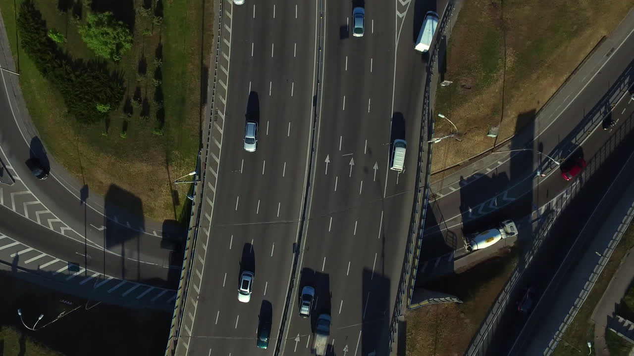 고속도로 도로에서 운전하는 자동차의  ⁇  뷰. 고속도로 교차로의 자동차 교통