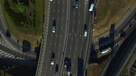 Draufsicht-Auf-Autos,-Die-Auf-Der-Autobahn-Fahren.-Autoverkehr-Am-Autobahnkreuz