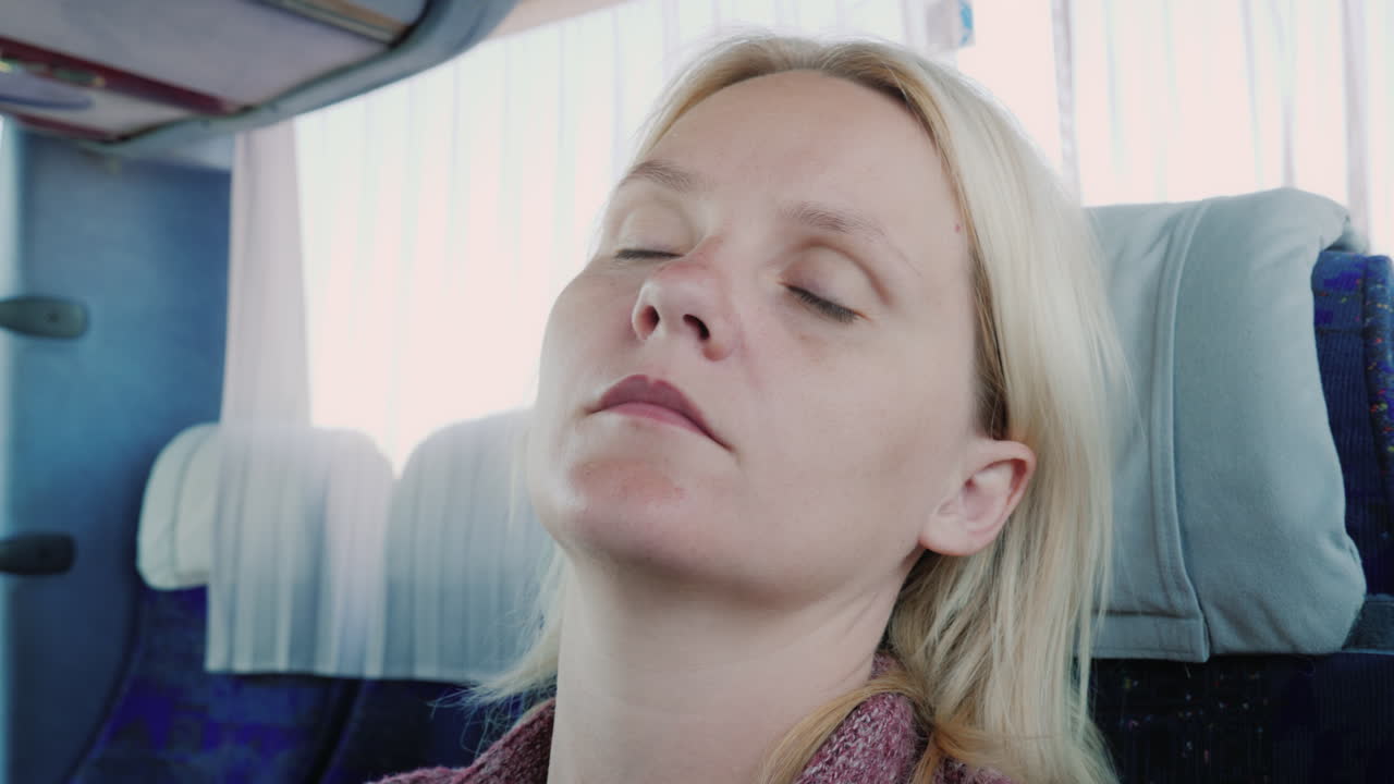 피곤한 승객은 버스에서 잔다