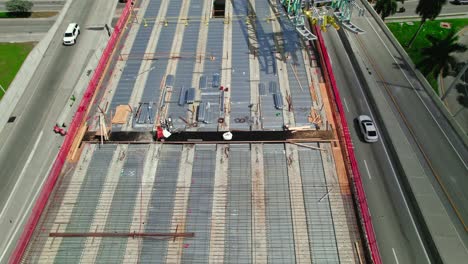 fotografía aérea del progreso de la construcción del puente