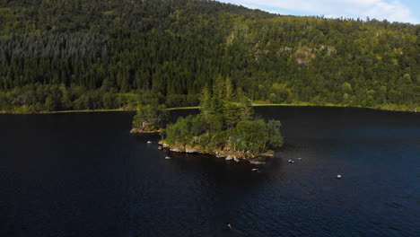 Vista-Aérea-De-Una-Pequeña-Isla-En-Un-Lago-4k