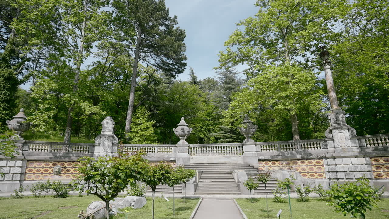 jardín ornamental con estructuras de piedra