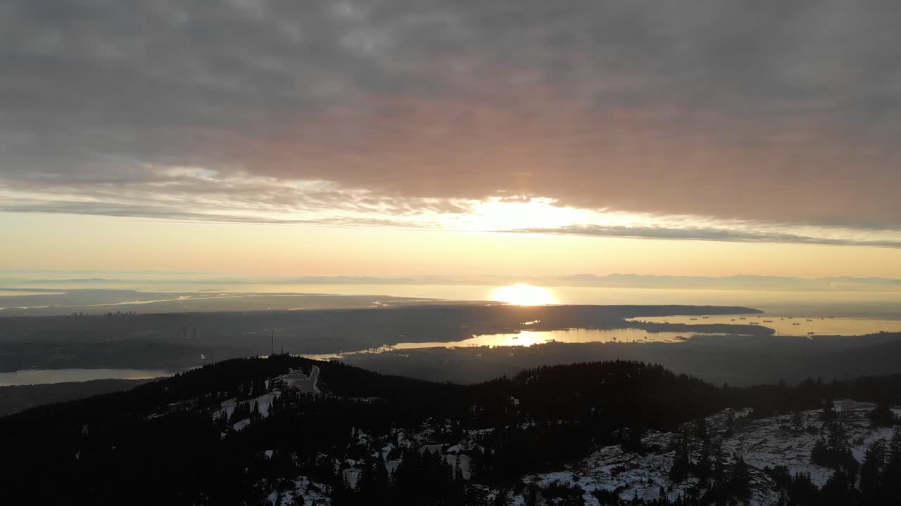 toma de drones de la puesta de sol de vancouver, canadá, vista desde la cima de la montaña grouse
