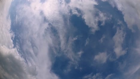 cielo azul y capa de nubes moviéndose en una hermosa tarde soleada