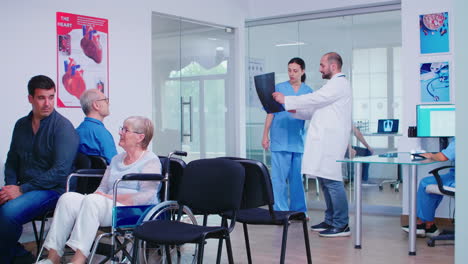 el médico explica el diagnóstico a la enfermera en la sala de espera