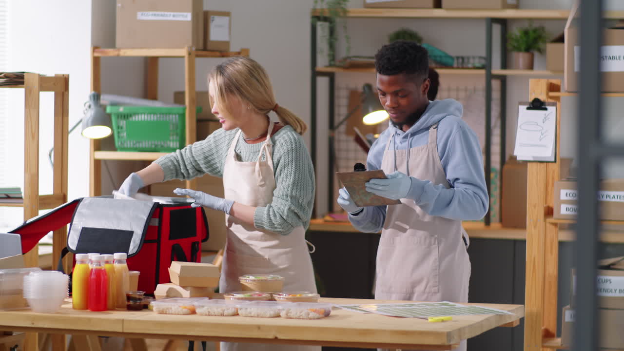 compañeros de trabajo multiétnicos cargando bolsas de entrega de alimentos con comidas
