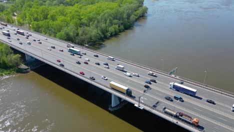 vista aérea del tráfico que se mueve en un puente masivo sobre el río vistula en varsovia