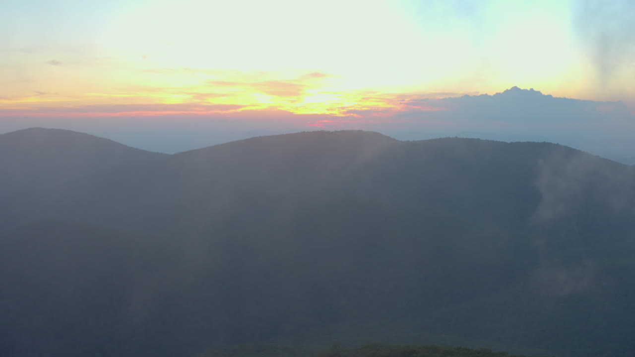 una toma aérea de la montaña cole vista desde la cumbre del monte pleasant durante una noche de verano al atardecer