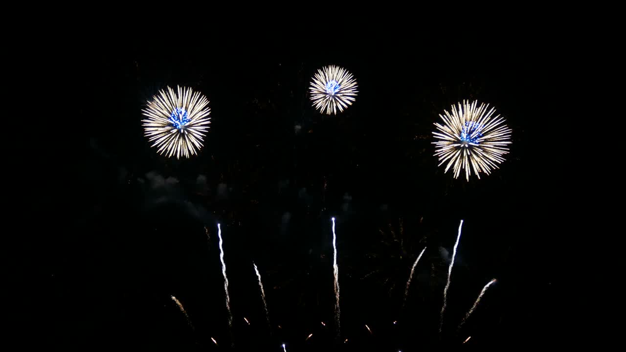 새해 전날 카운트다운 축하 기간 동안 실제 불꽃놀이 배경의 원활한 루핑, 밤에 하늘 디스플레이에 실제 다채로운 반이는 큰 불꽃 축제.