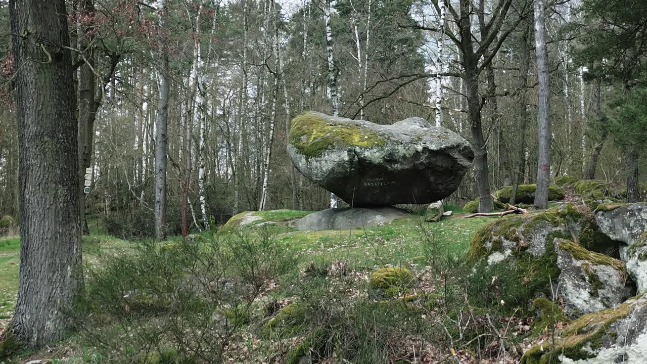 Geological formation known as a &amp;quot;rocking stone&amp;quot; or &amp;quot;balanced rock
