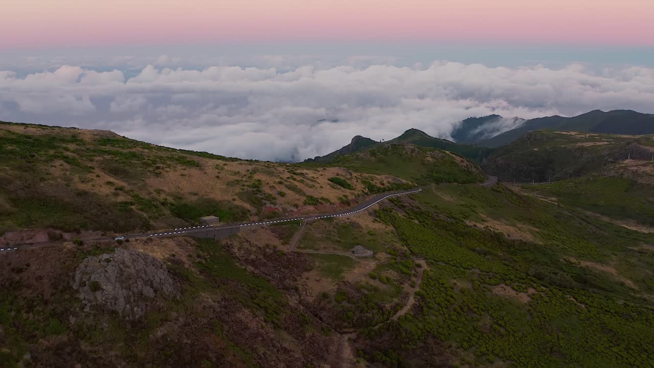 일몰 동안 피코 두 아리에이로의 공중 전망