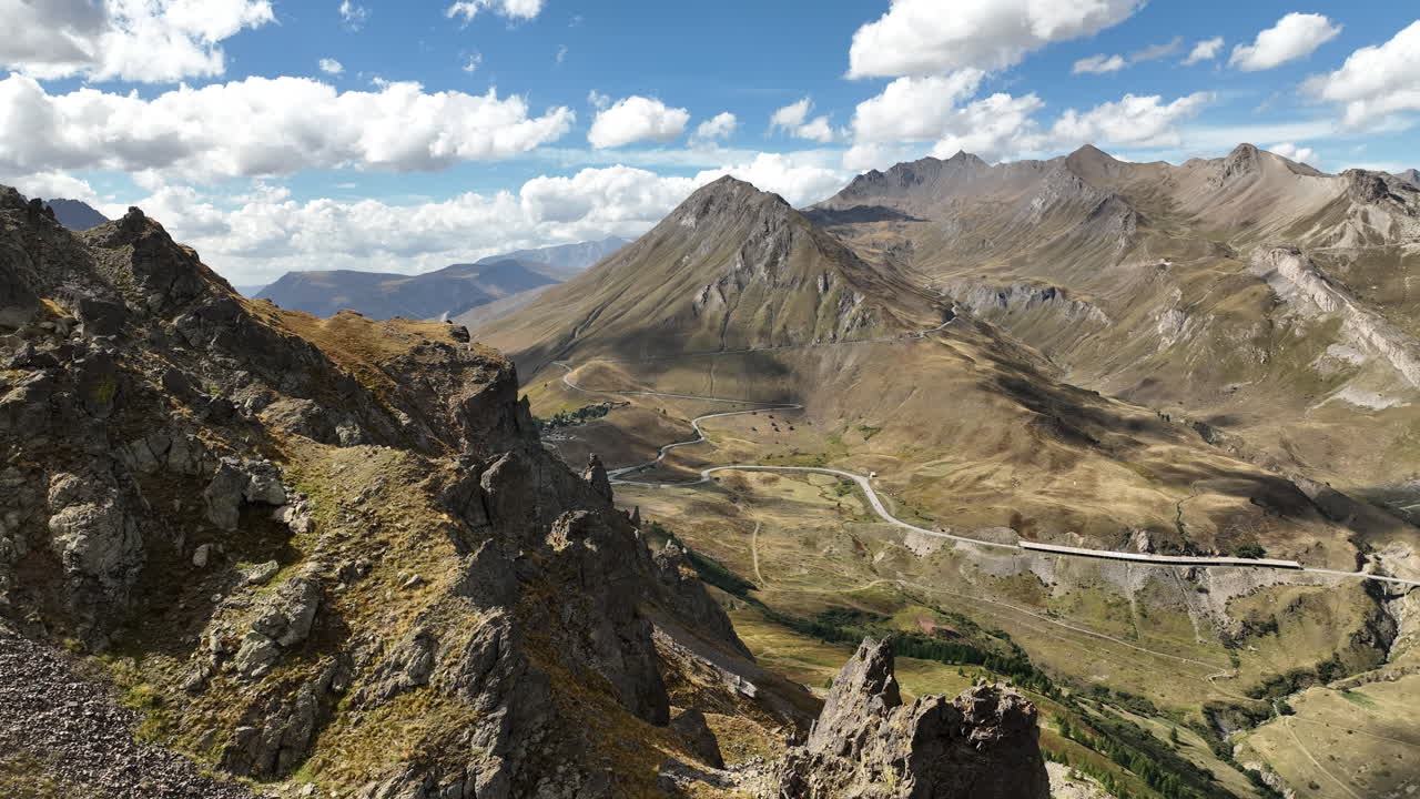 los alpes franceses paisaje de las montañas aérea sobre las nubes mañana mañana luz
