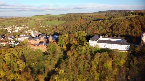 Luftaufnahme-Des-Historischen-Komplexes-Mit-Weißem-Renaissanceschloss-Und-Neugotischem-Roten-Schloss-In-Hradec-Nad-Moravicí,-Tschechien