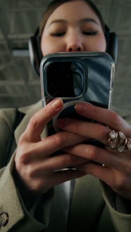 mujer usando un teléfono