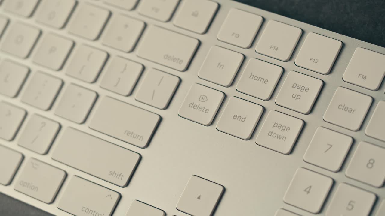 손가락이  키보드에 키를 러