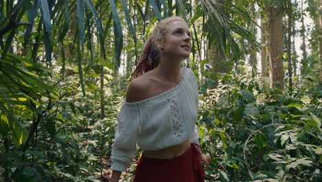hermosa mujer caminando por el bosque explorando la exuberante selva tropical sola disfrutando de la belleza de la naturaleza perdida en un viaje espiritual