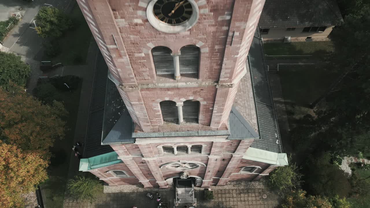 독일 바덴바덴의 드론은 독일의 결혼식에서 교회 탑을 따라 위로 날아갑니다.